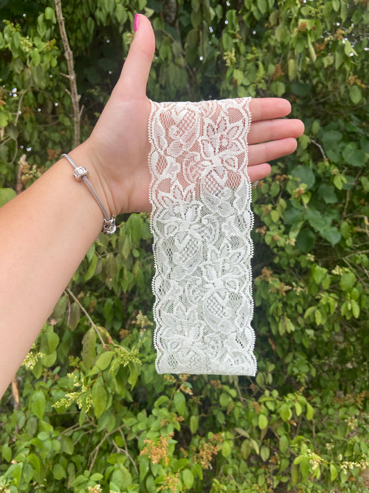 Bandeau en dentelle blanche