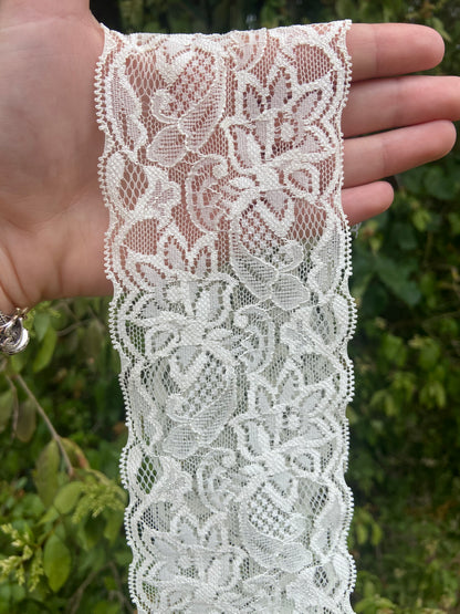 Bandeau en dentelle blanche