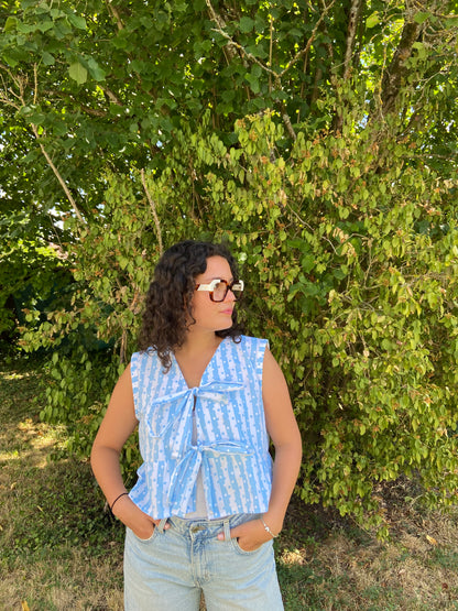 Blouse à pois bleus