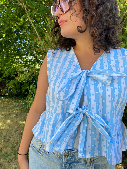Blouse à pois bleus