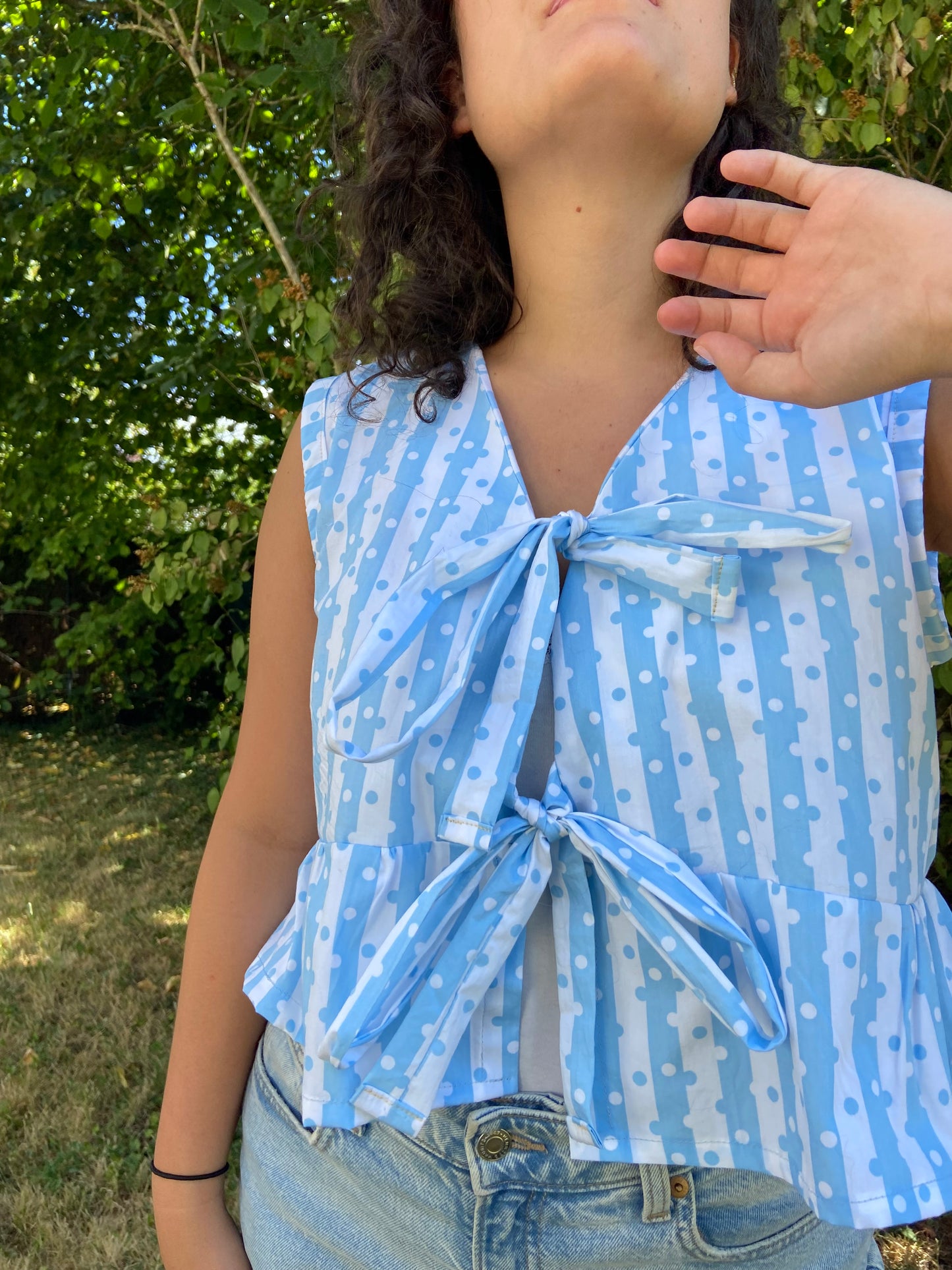 Blouse à pois bleus